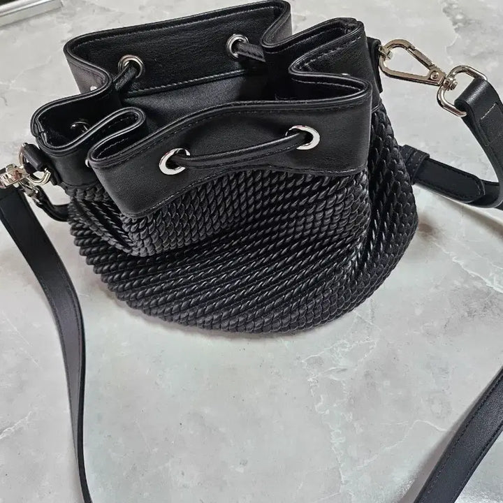 [BUNJANG] Lifework Black Embossed Bucket Bag Shoulder Tote Bag / 라이프워크 블랙 엠보 버킷백 숄더백 토트백