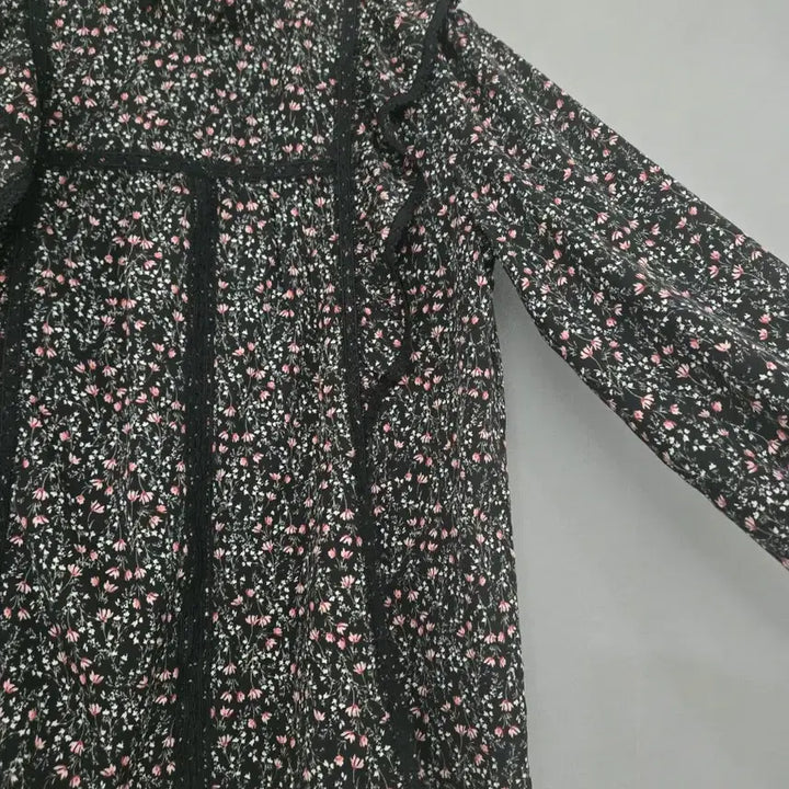 [BUNJANG] Plastic Island Flower Pattern Lace Detail Blouse / PLASTIC ISLAND 플라스틱 아일랜드 블라우스
