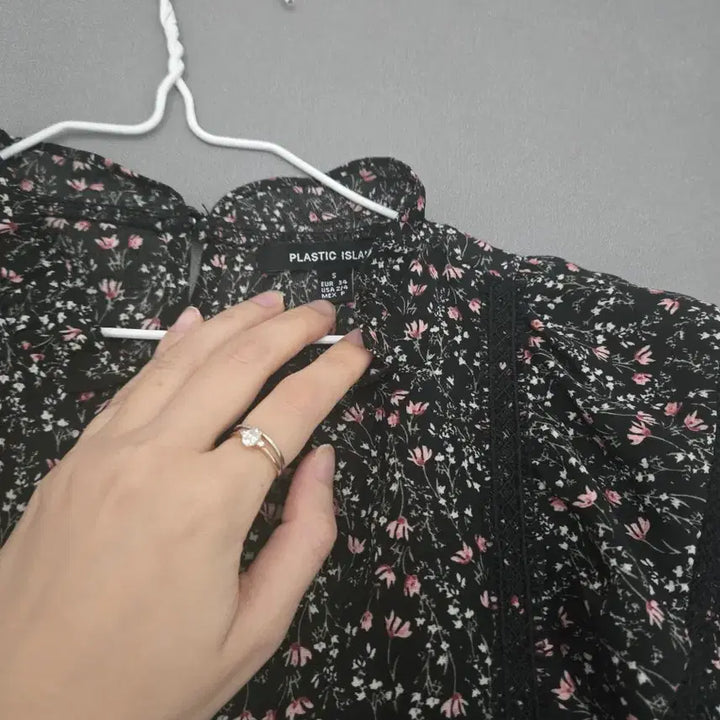 [BUNJANG] Plastic Island Flower Pattern Lace Detail Blouse / PLASTIC ISLAND 플라스틱 아일랜드 블라우스