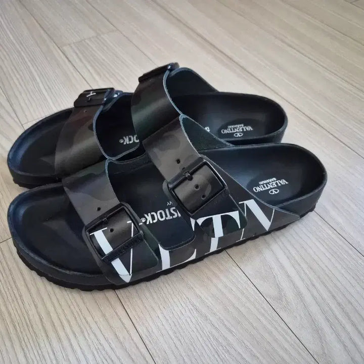 [SOLD OUT] 발렌티노 X 버켄스탁 카모플라쥬 슬리퍼 40 (260)