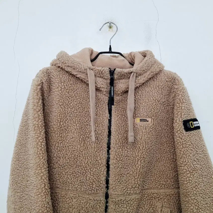 [BUNJANG] National Geographic Fleece Jacket Beige / 내셔널지오그래픽 와펜 플리스 후드집업 뽀글이 후리스 자켓 S 90 베이지