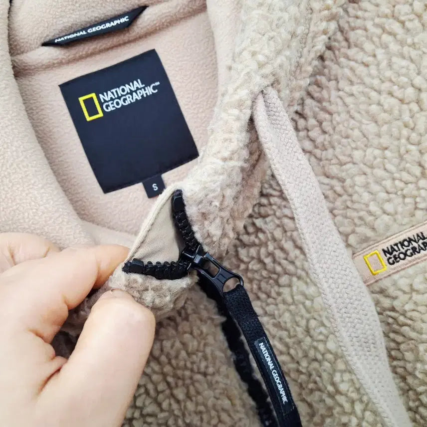 [BUNJANG] National Geographic Fleece Jacket Beige / 내셔널지오그래픽 와펜 플리스 후드집업 뽀글이 후리스 자켓 S 90 베이지