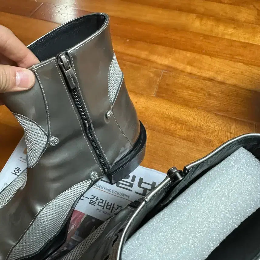 [BUNJANG] Surgery X Soyou Lesure SS004 Silver Walker Boots / 써저리X쏘유레슈어 SS004 실버