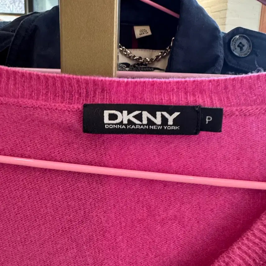 [BUNJANG] DKNY Pink V-Neck Knit Top / DKNY 핑크색 브이넥 니트