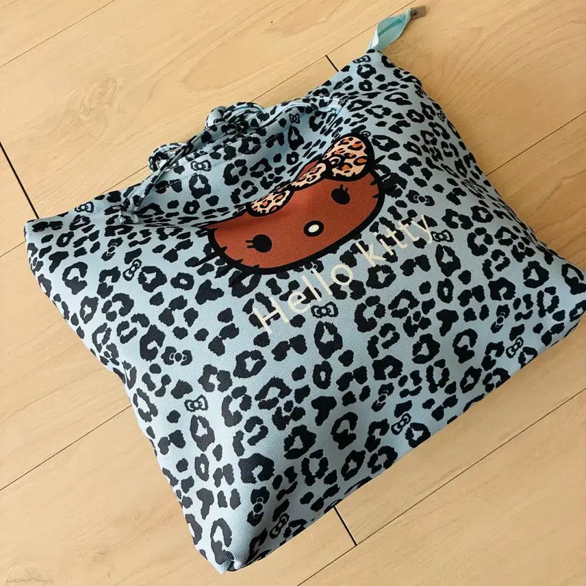 [BUNJANG] Tanning Hello Kitty Leopard Pouch Travel Bag Shoulder Bag / 태닝 헬로키티 레오파드 파우치 여행용 수납 가방 숄더백
