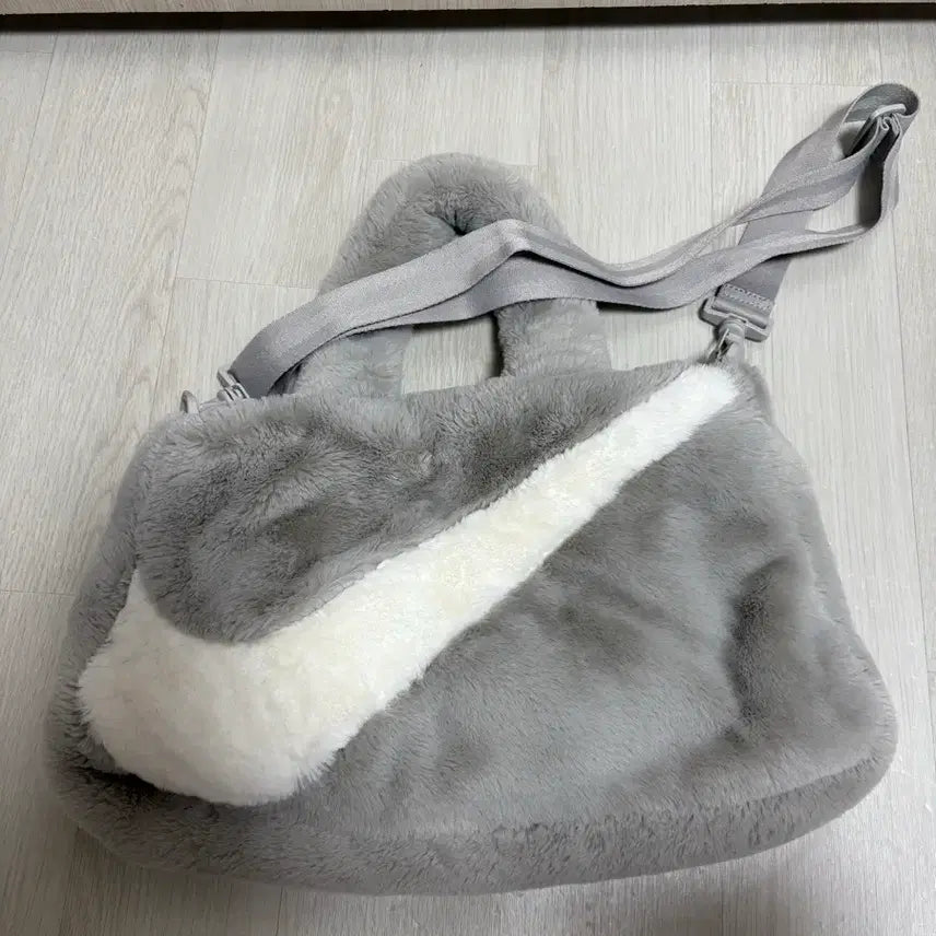 [BUNJANG] Nike Authentic Big Swoosh Fur Shoulder Bag/Crossbody Bag Grey / 나이키  정품 빅스우시 퍼 숄더백/크로스백 그레이