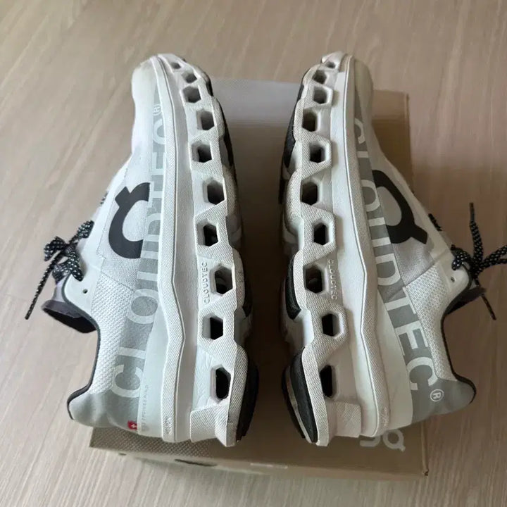[SOLD OUT] [270] 온 러닝 클라우드몬스터 올 화이트