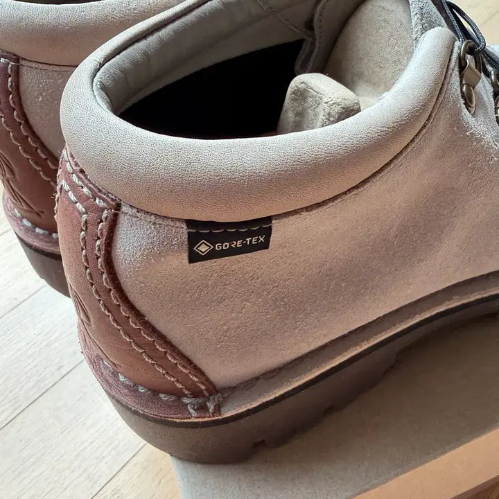 [BUNJANG] Clarks x Beams x END. Trek Hike GTX (UK 8.5) / 클락스 x 빔즈 x 엔드 콜라보 트렉 하이 GTX (UK 8.5)