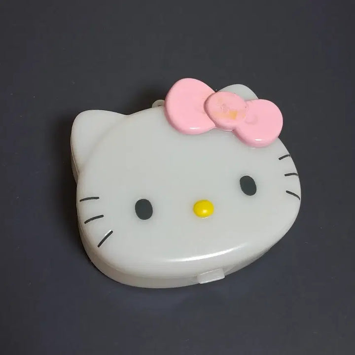 [BUNJANG] Vintage Hello Kitty Candy Case Necklace / 구함)고전 키티 캔디 케이스 보관함 소품함 목걸이 빈티지 얼굴 페이스