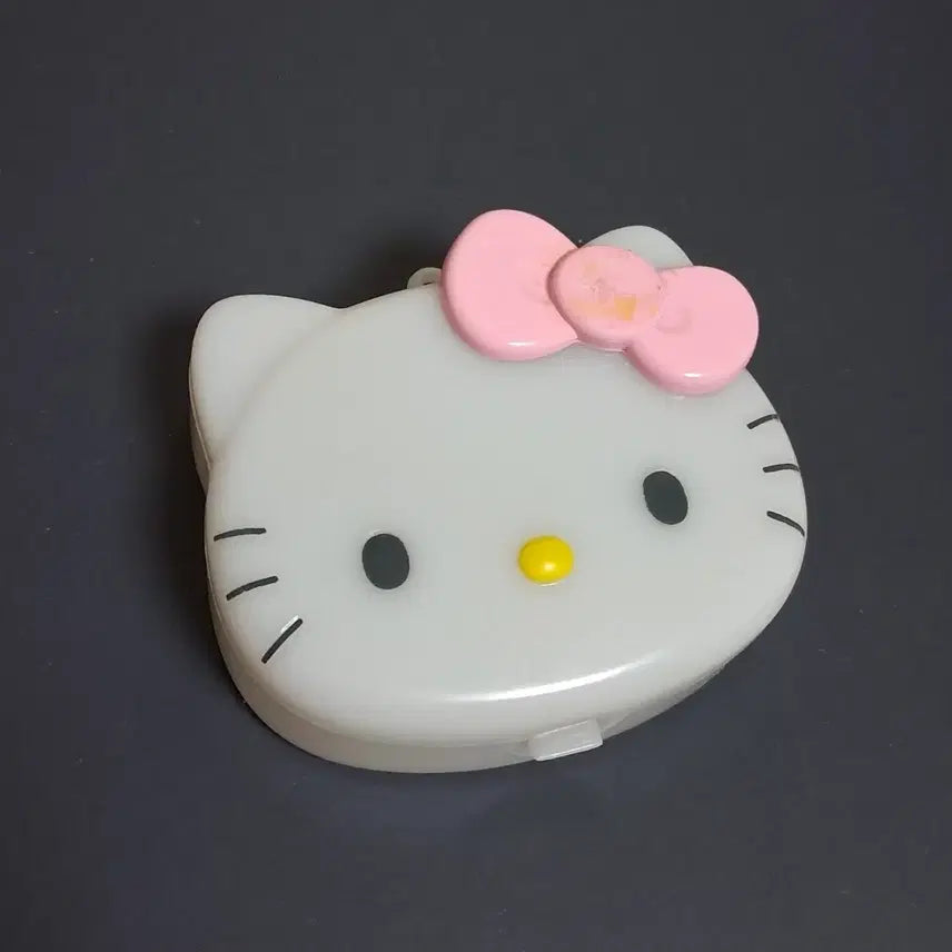 [BUNJANG] Vintage Hello Kitty Candy Case Necklace / 구함)고전 키티 캔디 케이스 보관함 소품함 목걸이 빈티지 얼굴 페이스