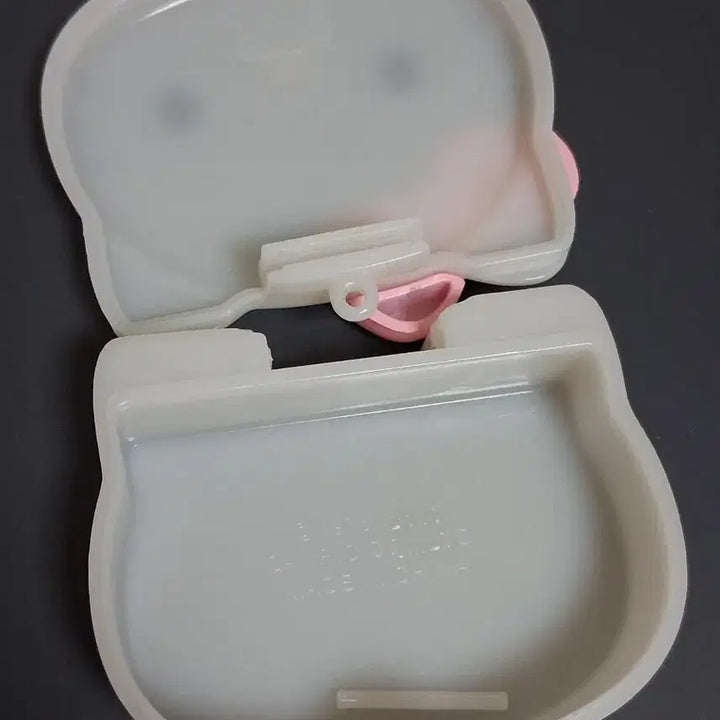 [BUNJANG] Vintage Hello Kitty Candy Case Necklace / 구함)고전 키티 캔디 케이스 보관함 소품함 목걸이 빈티지 얼굴 페이스