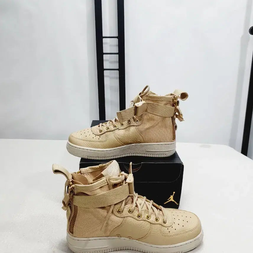 [BUNJANG] Nike Air Force 1 Mid SF Special Field Mushroom Beige / 나이키 에어포스1 미드 sf 스페셜필드 머쉬룸 베이지 240