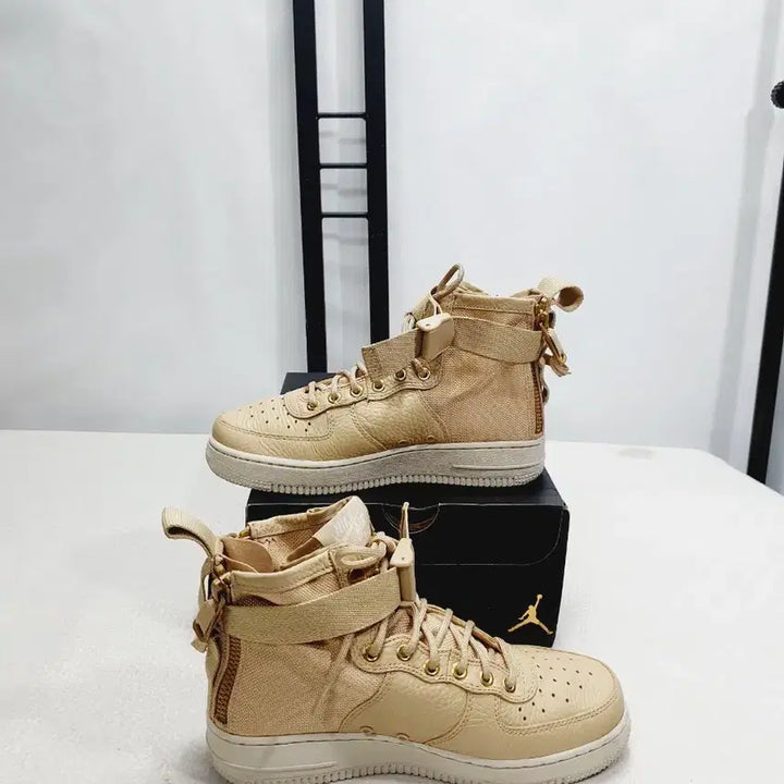 [BUNJANG] Nike Air Force 1 Mid SF Special Field Mushroom Beige / 나이키 에어포스1 미드 sf 스페셜필드 머쉬룸 베이지 240