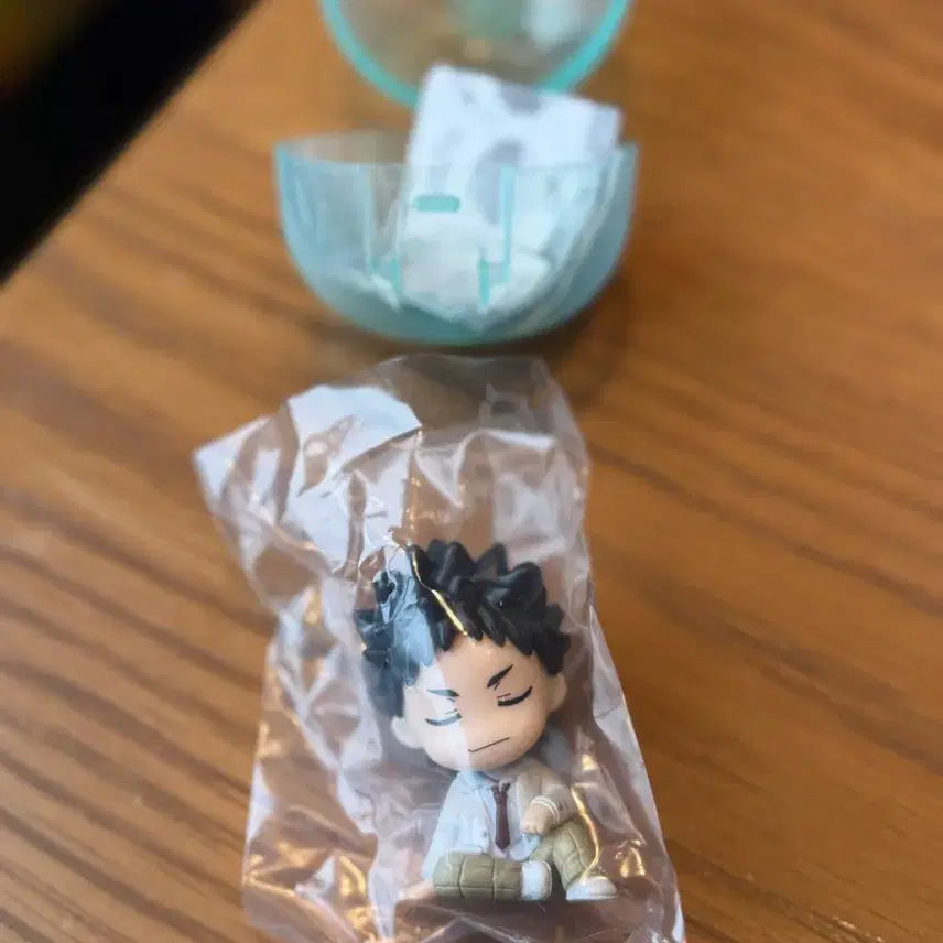 [BUNJANG] Haikyuu Iwaizumi School Uniform Shoulder Bump Figure Gacha / 하이큐 이와이즈미 교복 어깨쿵 피규어 가챠