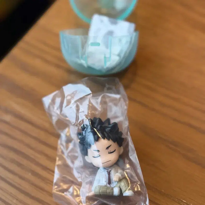 [BUNJANG] Haikyuu Iwaizumi School Uniform Shoulder Bump Figure Gacha / 하이큐 이와이즈미 교복 어깨쿵 피규어 가챠