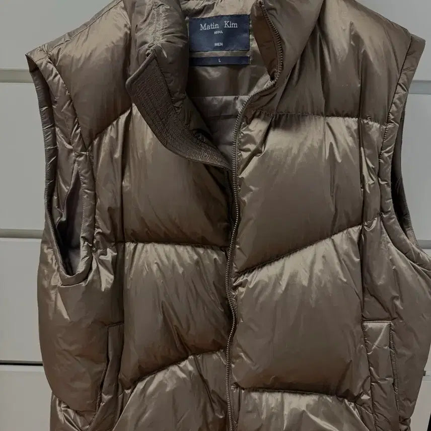 [BUNJANG] Matinkim Quilted Down Vest (Khaki Brown) / 마뗑킴 언발란스 퀄티드 다운 베스트(카키브라운)
