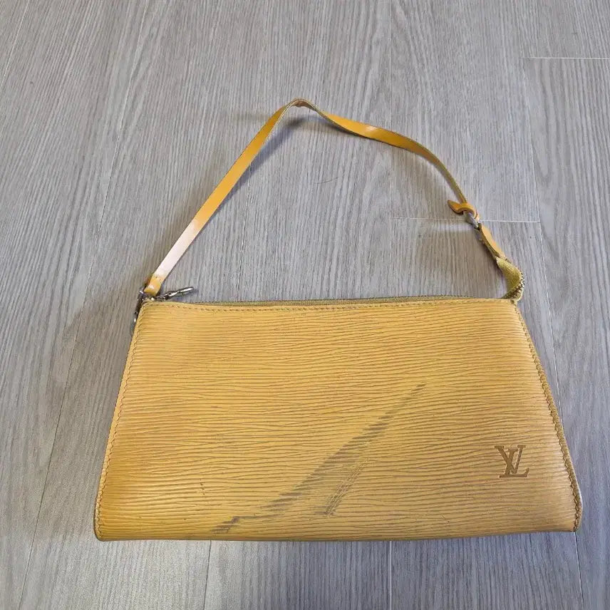 [SOLD OUT] 정품루이비통 에피 레더 옐로우 파우치