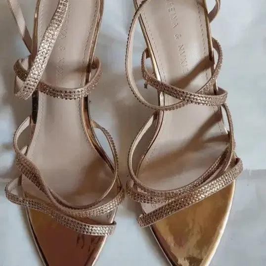 [SOLD OUT] NIFENA &amp; NIXIE 로즈골드 스트랩 힐 샌들