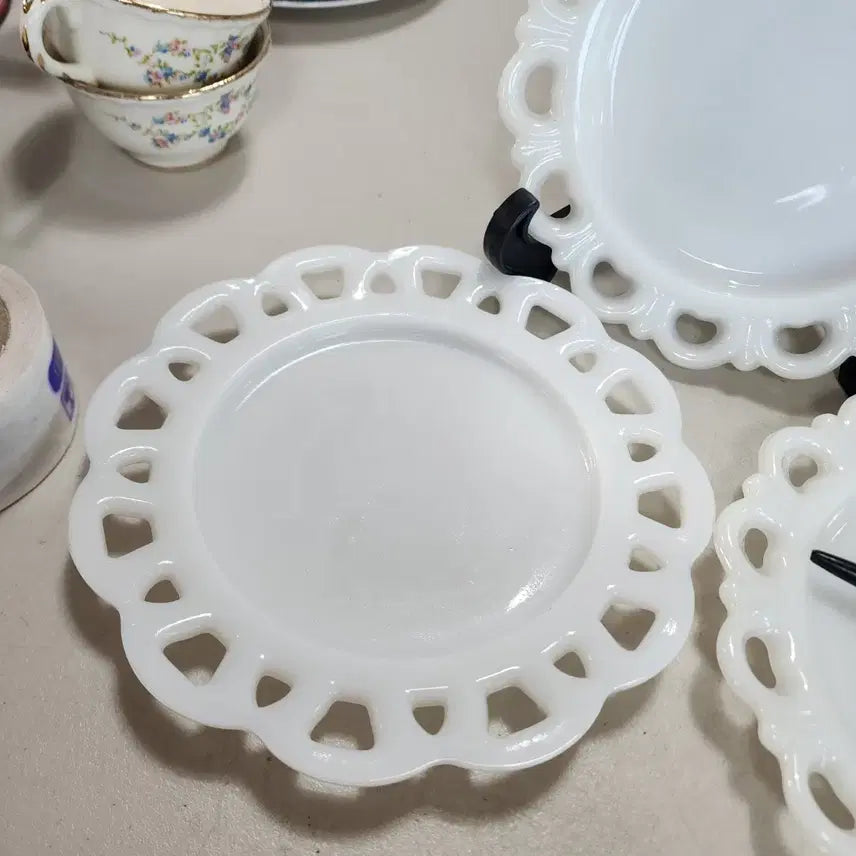 [BUNJANG] USA Filigree Milk Glass Vase 21cm / USA 투각 밀크글라스 지름21cm1개에15000원