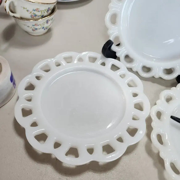 [BUNJANG] USA Filigree Milk Glass Vase 21cm / USA 투각 밀크글라스 지름21cm1개에15000원