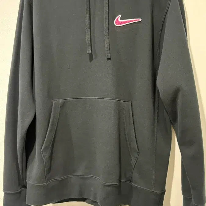 [BUNJANG] Nike Black Hooded Sweatshirt with Pink Swoosh Logo / 나이키 후드