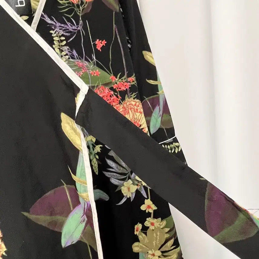 [SOLD OUT] Boohoo 블랙 플라워 패턴 로브 원피스