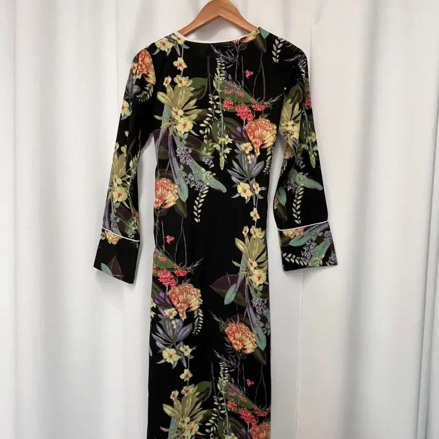 [SOLD OUT] Boohoo 블랙 플라워 패턴 로브 원피스