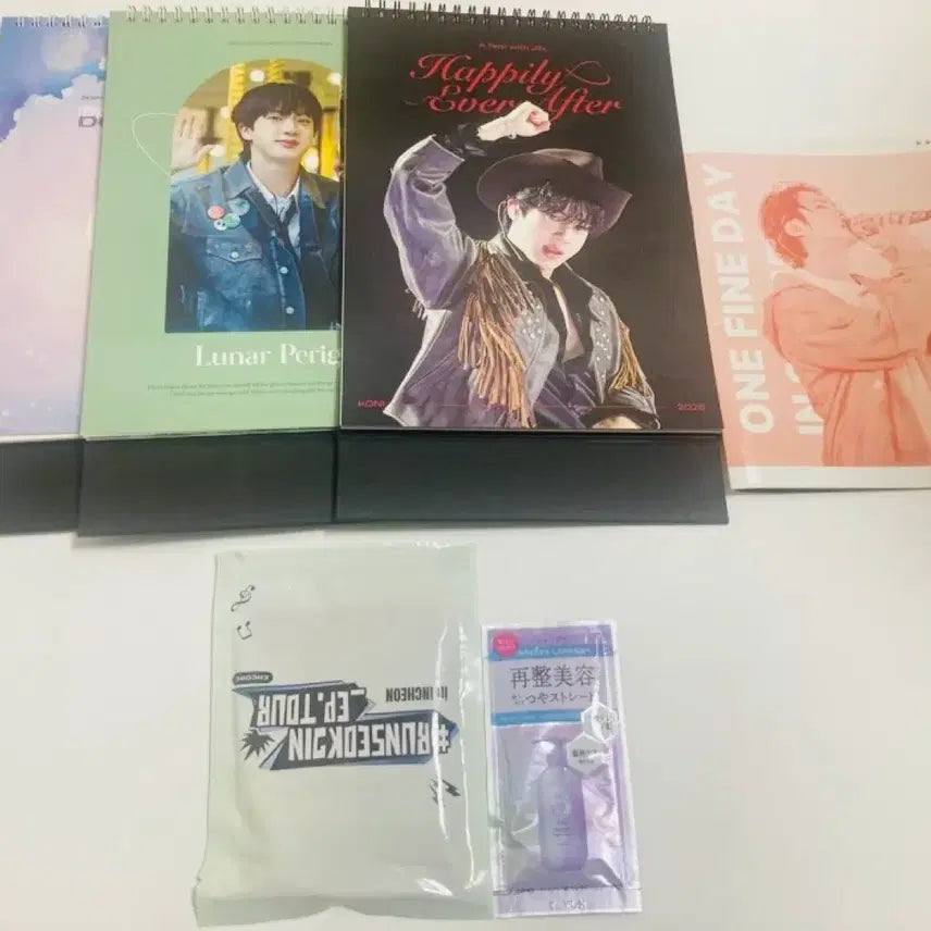 [BUNJANG] BTS Jin Calendar and Mini Photobook Bundle Set / 방탄 진 달력 미니 포토북 일괄