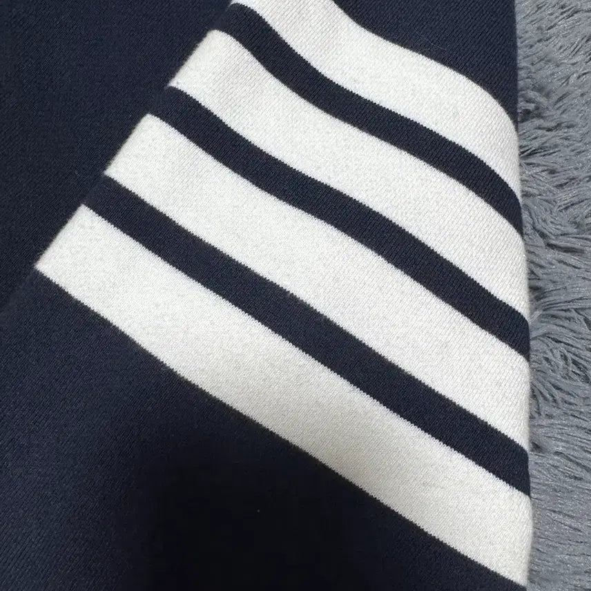 [SOLD OUT] [24-25년식/4]톰브라운 사선완장 맨투맨