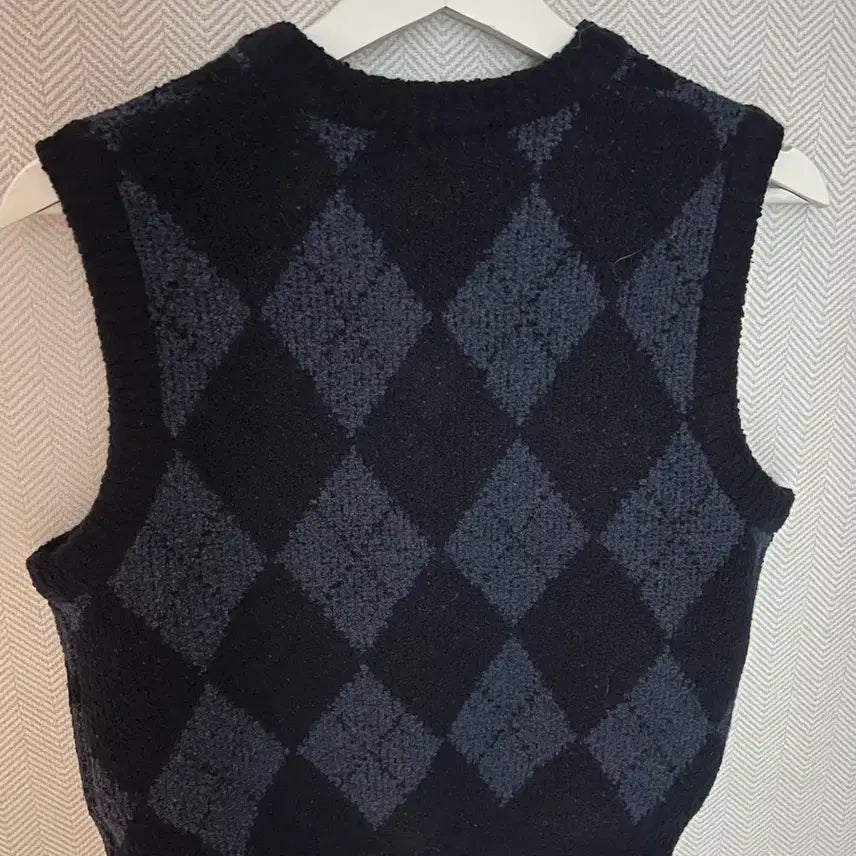[BUNJANG] Burmula Miyeon Argyle Knit Vest / Burmula 버뮬라 아가일 니트 조끼 아이들 미연 착용