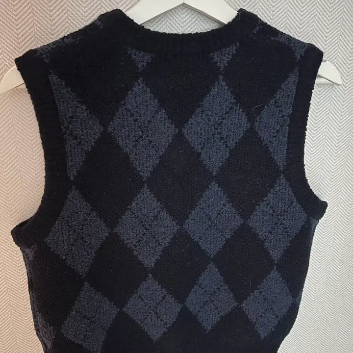 [BUNJANG] Burmula Miyeon Argyle Knit Vest / Burmula 버뮬라 아가일 니트 조끼 아이들 미연 착용