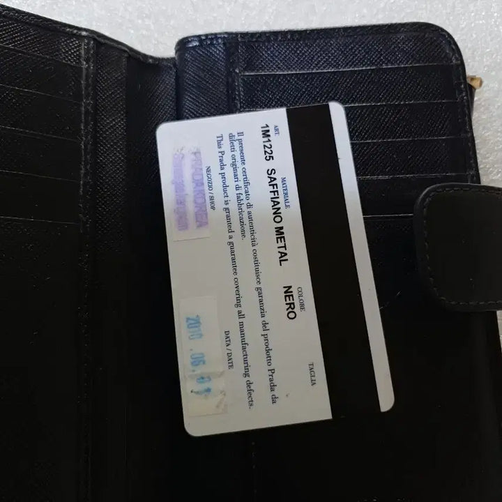 [SOLD OUT] (정품 구매이력 포함) 프라다 사피아노 블랙 반지갑