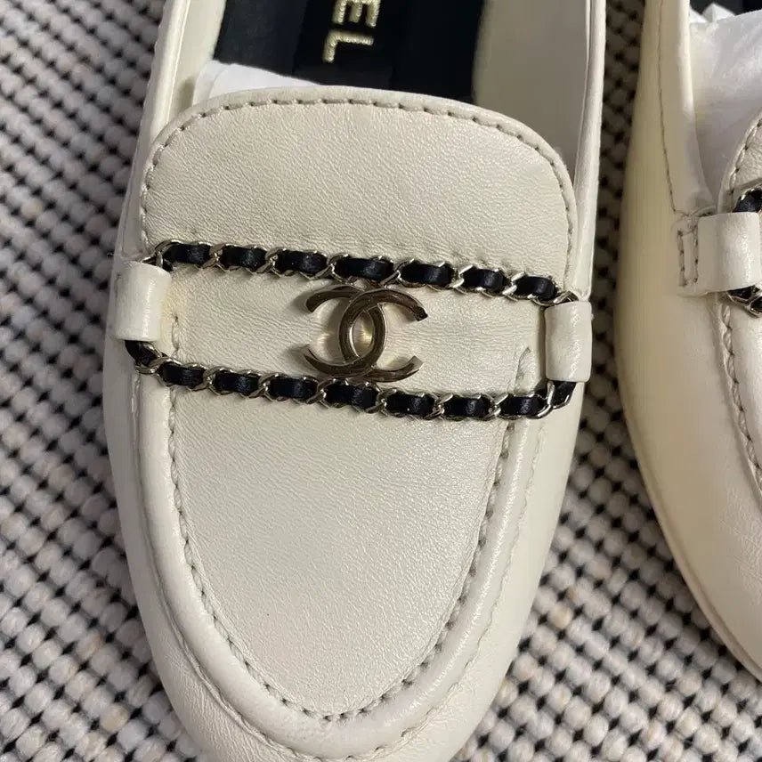 [BUNJANG] Chanel 21A Ivory Leather Ballet Flats - Size 36.5 (235) / 샤넬 플랫 36.5(235) (비브람O)