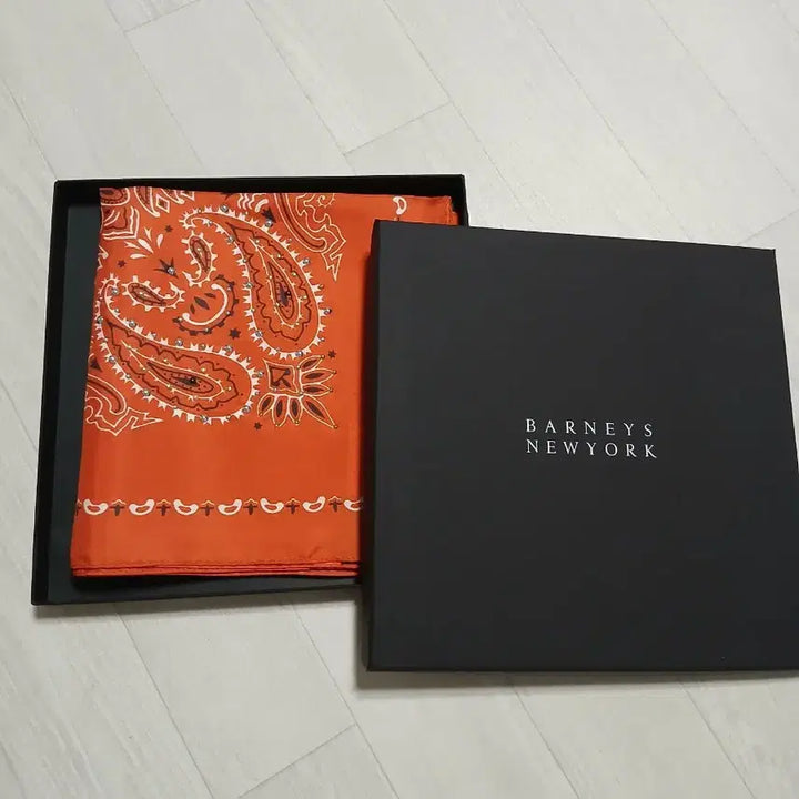 [BUNJANG] Barneys New York 26SS Silk Studded Scarf / 새상품)바니스뉴욕 26SS 실크 스터드 스카프