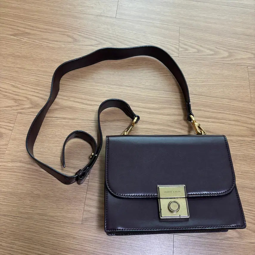 [BUNJANG] Charles &amp; Keith Crossbody Shoulder Mini Bag / 찰스앤키스 크로스백 숄더백 미니백 가방