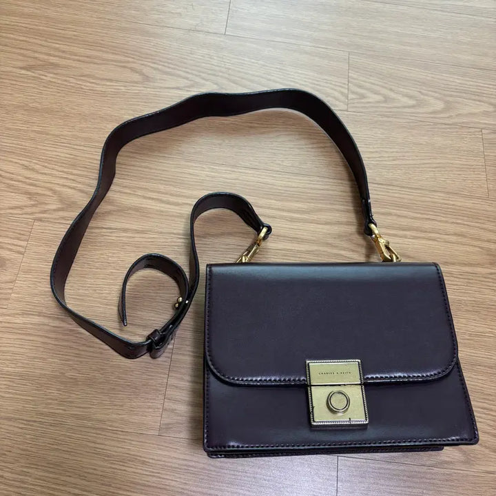 [BUNJANG] Charles &amp; Keith Crossbody Shoulder Mini Bag / 찰스앤키스 크로스백 숄더백 미니백 가방