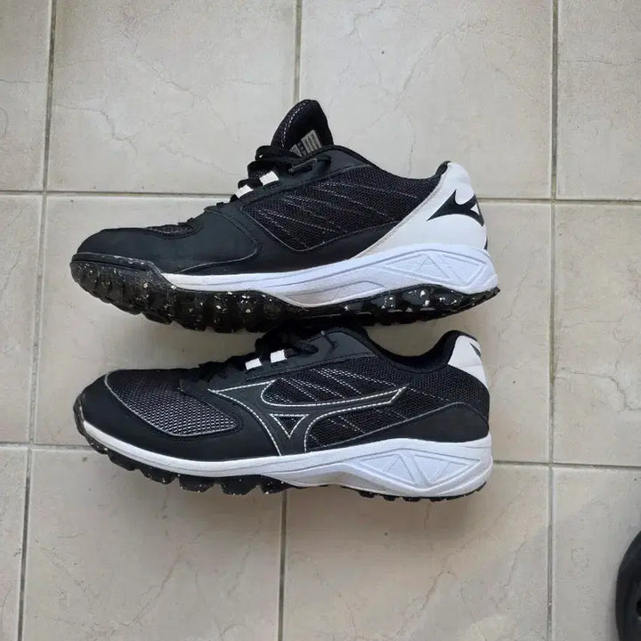 [BUNJANG] Mizuno Baseball Artificial Turf Shoes Size 265mm (Heo Kyung-min Order) / 허경민 오더. 미즈노 야구 인조잔디화 265미리 판매합니다.