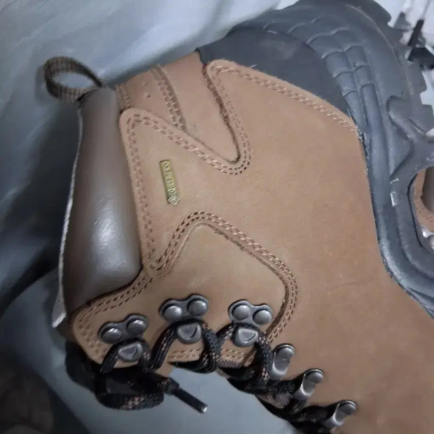 [BUNJANG] Treksta Gore-Tex Hiking Boots 250mm / 등산화250 트렉스타고어텍스 1회실착