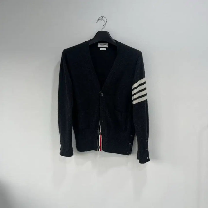 [BUNJANG] Thom Browne Diagonal Stripe Cashmere Cardigan Charcoal / [2SIZE]톰브라운 사선완장 캐시미어 가디건 차콜