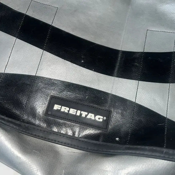 [BUNJANG] Freitag Dexter Messenger Bag (Grey/Black) / 프라이탁 덱스터 메신저백 그레이 블랙