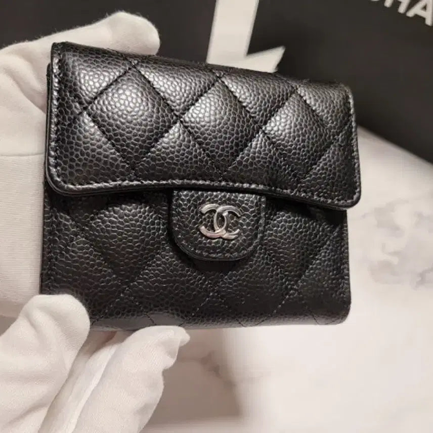 [SOLD OUT] [정품] 샤넬 내장칩 클래식 은장 캐비어 플랩 반지갑