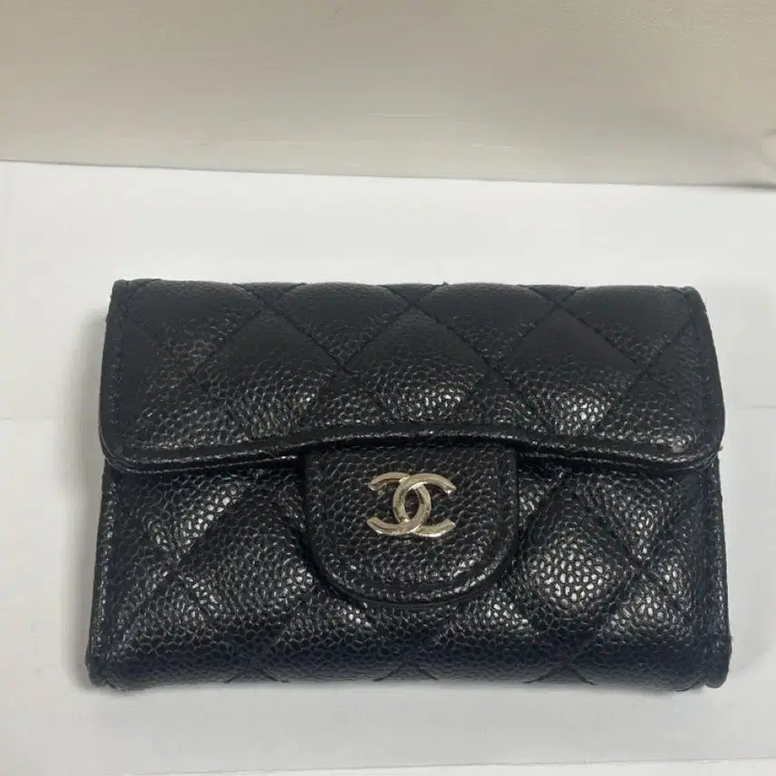 [SOLD OUT] [정품] 샤넬 내장칩 클래식 은장 캐비어 플랩 반지갑