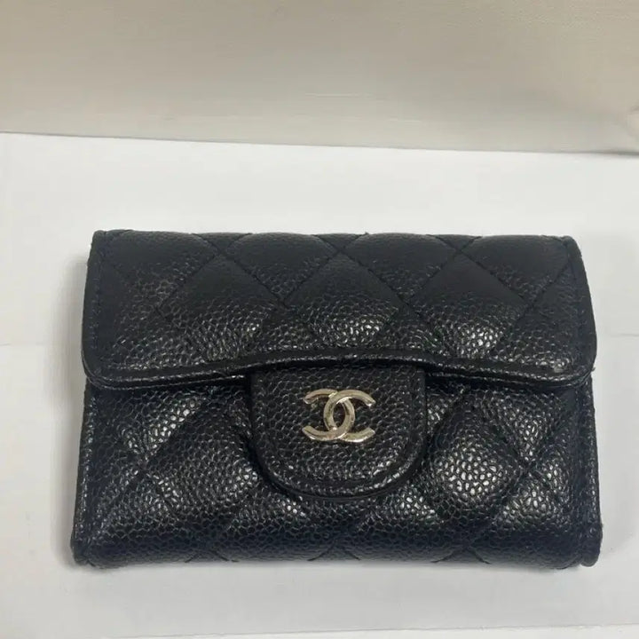[SOLD OUT] [정품] 샤넬 내장칩 클래식 은장 캐비어 플랩 반지갑