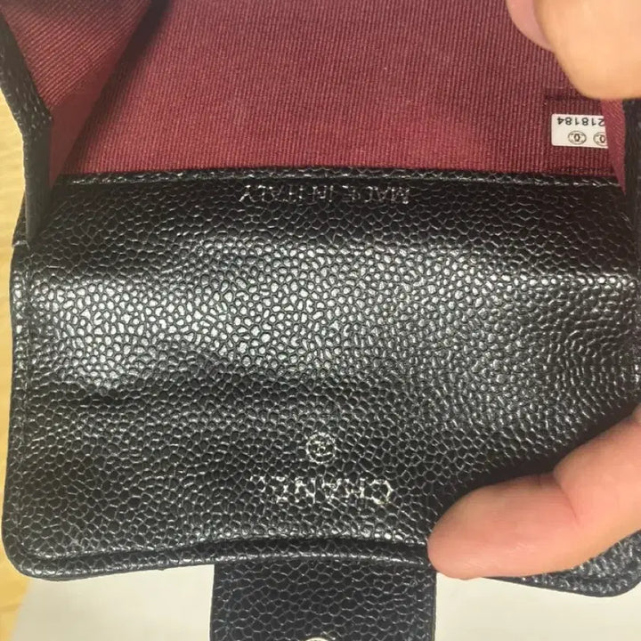 [SOLD OUT] [정품] 샤넬 내장칩 클래식 은장 캐비어 플랩 반지갑