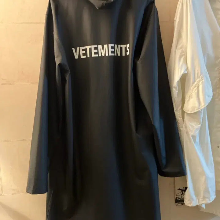 [BUNJANG] Vetements 18 Season Raincoat / 18시즌 베트멍 레인코트