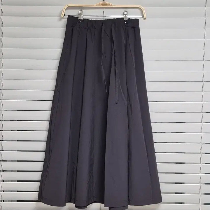 [BUNJANG] Thousand Mile Flare Nylon Skirt / [사우전드 마일] A급 플레어 스커트 나일론 스커트 허리밴딩 판매합니다