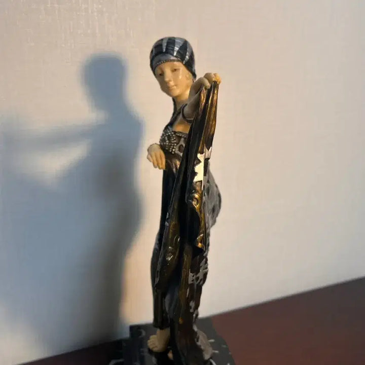 [BUNJANG] European Art Deco Resin Sculpture / (1998년도 판권) 유럽 아르데코 레진 조각 작품