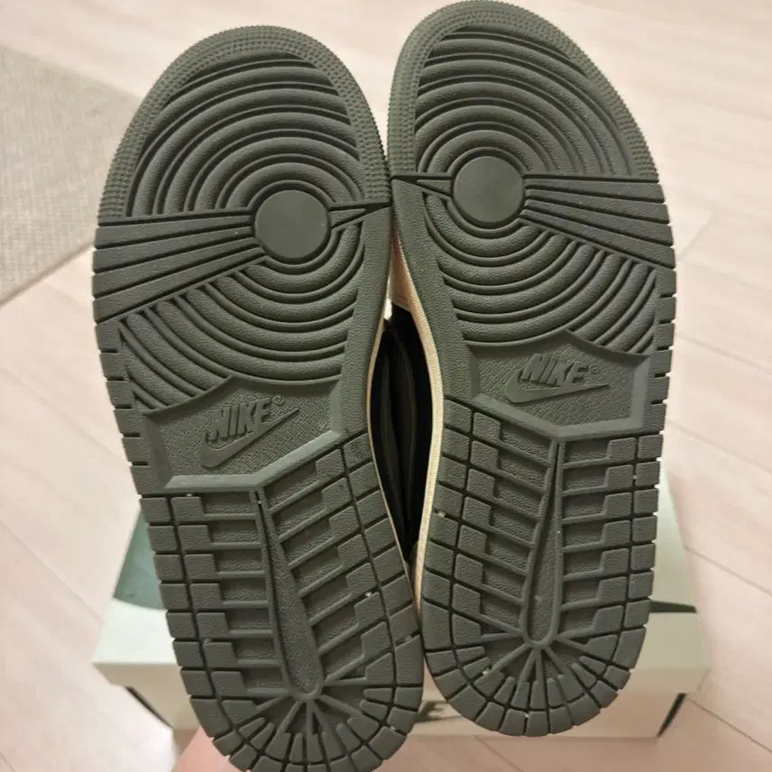[SOLD OUT] [250] (W) 조던 1 x 트래비스 스캇 레트로 로우 OG 미디움