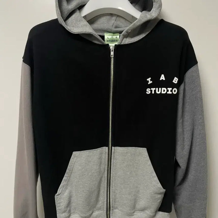 [SOLD OUT] [아이앱스튜디오X니니즈 집업 후드]