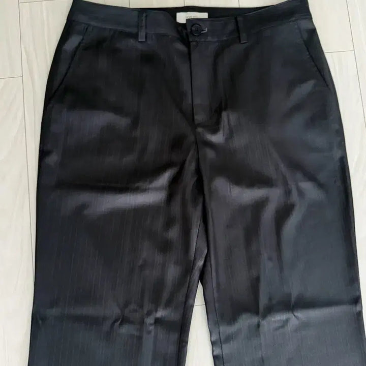 [SOLD OUT] (새상품) 26SS 헬렛 슬림 플레어 스트라이프 슬랙스 차콜 L
